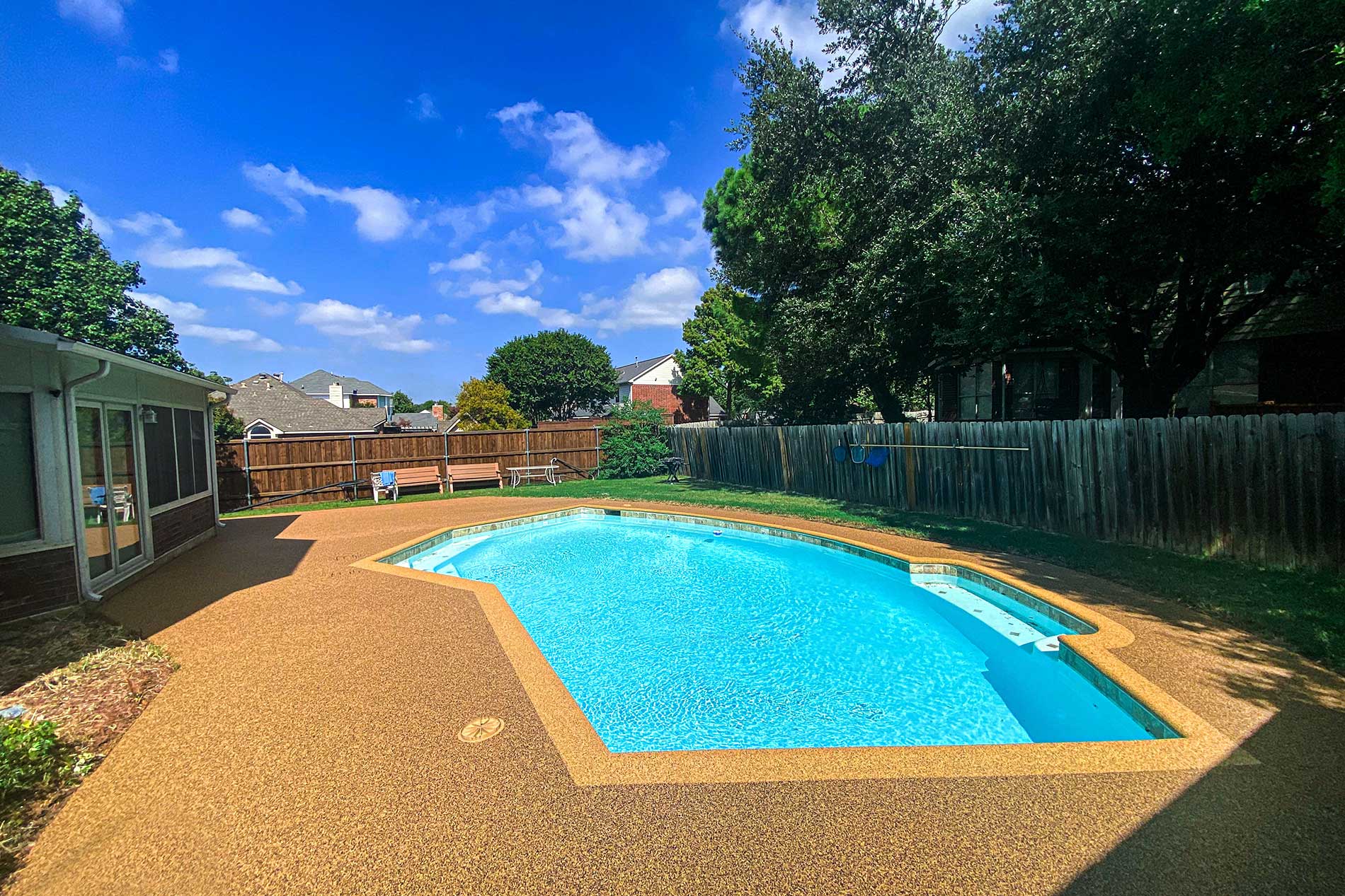 Rubber surfacing around pool